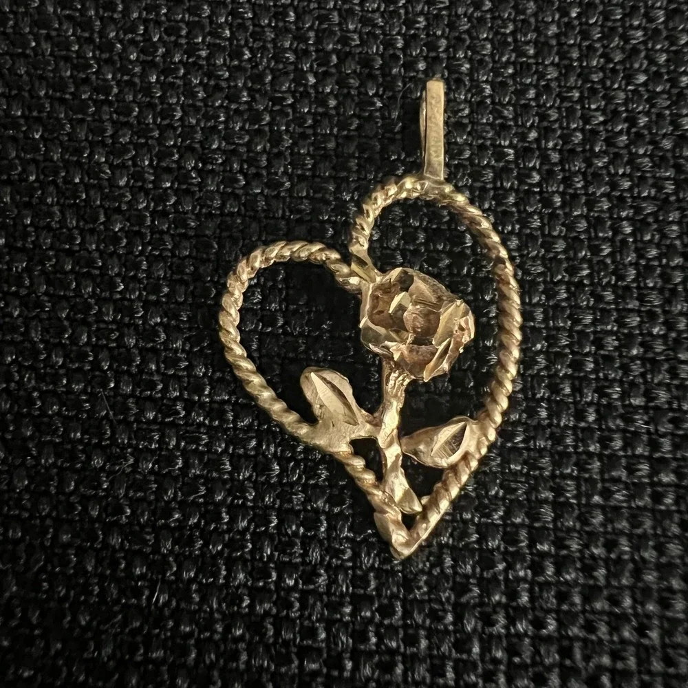 14K Yellow Gold Rose Flower Heart Pendant Charm 2g 1 Inch Cottagecore